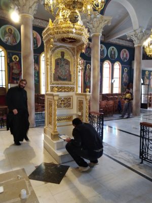 Βάψιμο και επιχρύσωμα εικονοστασίου στον Ιερό Ναό Αγίων Παμμεγίστων Ταξιαρχών Καλαμαριάς ()